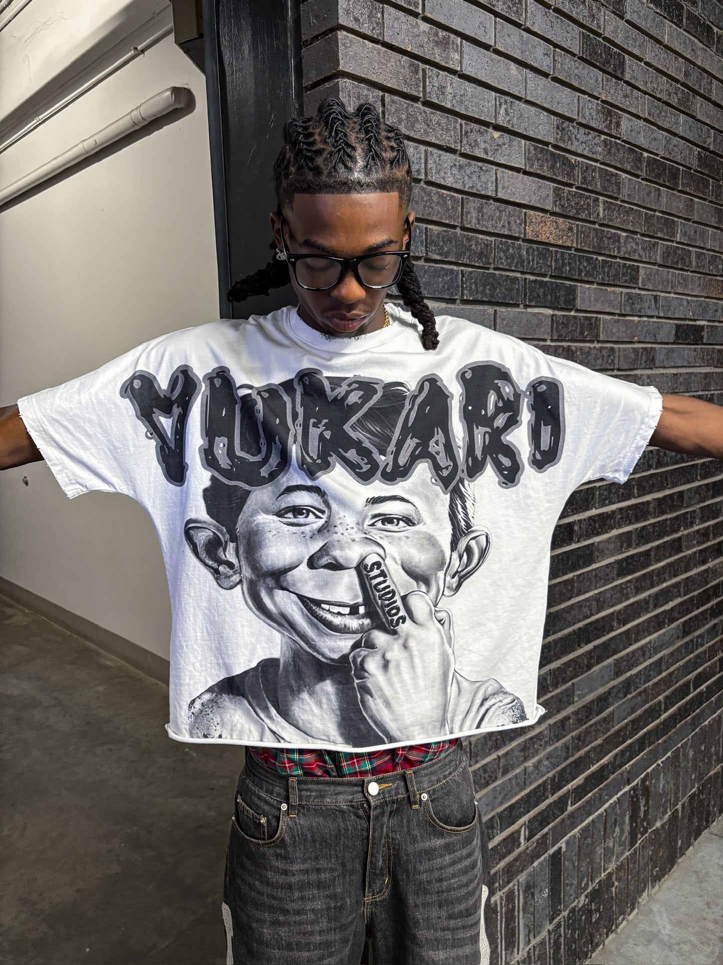 YUKARI BOY TEE-BLACK & WHITE