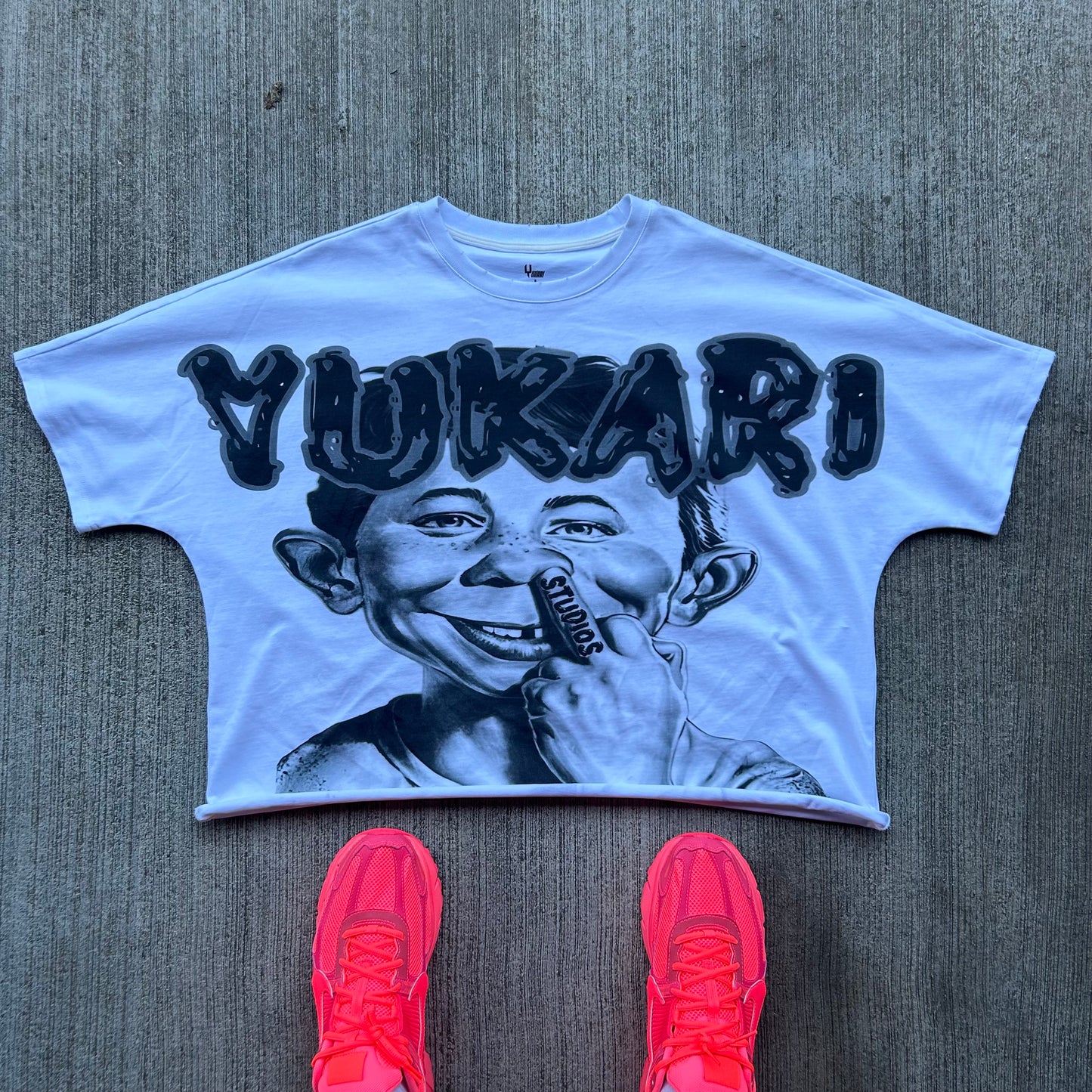 BLACK & WHITE YUKARI BOY TEE